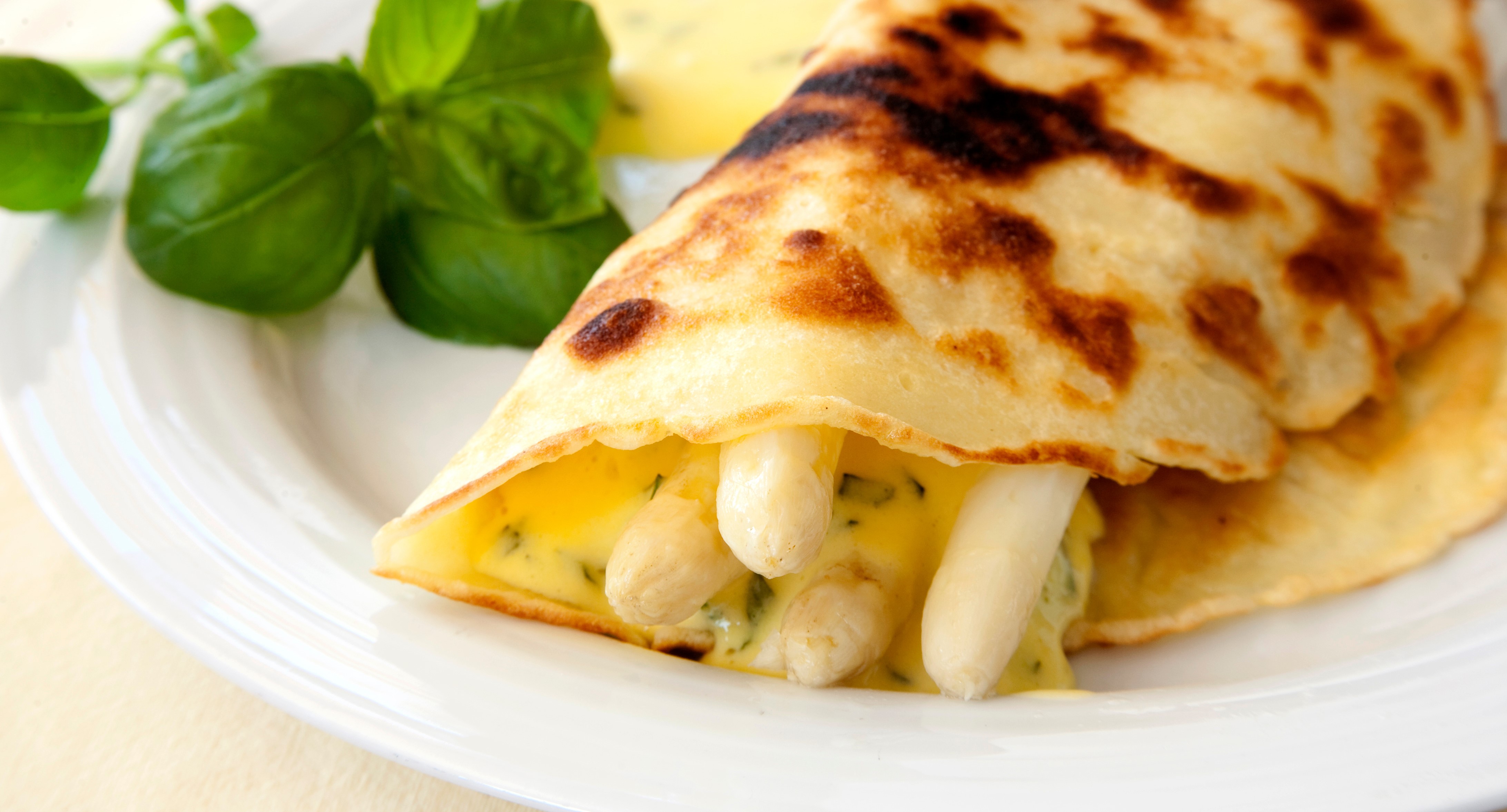 Pfannenkuchen-Röllchen mit Spargel, Schinken und Sauce Hollandaise