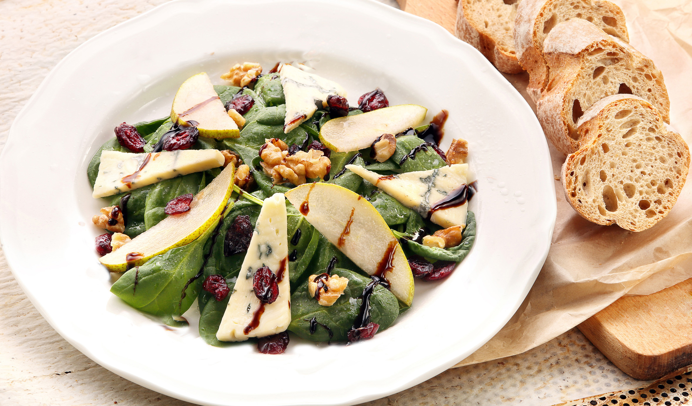 Feldsalat mit Birne und Walnusskernen