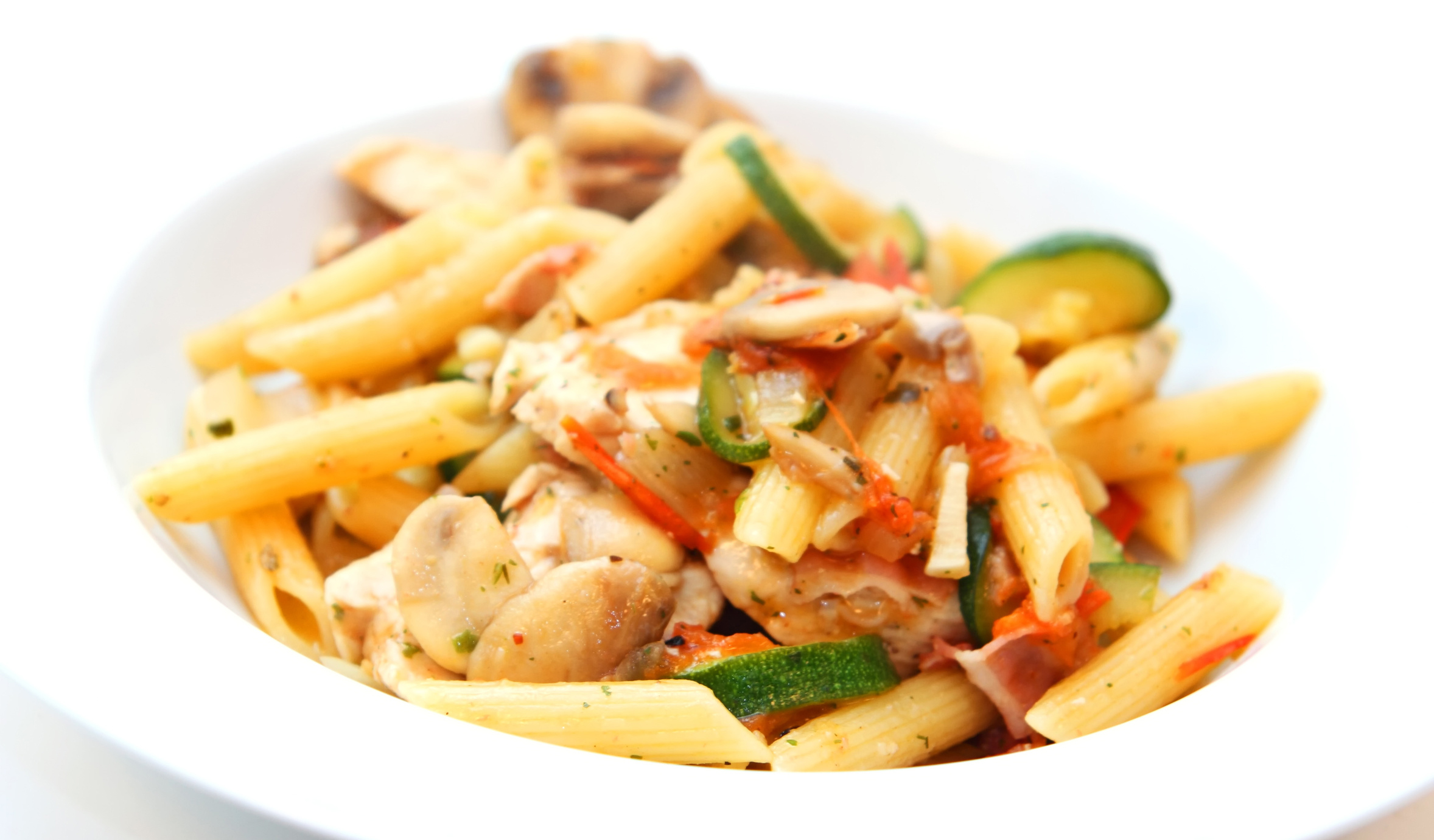 Rinderfilet mit Penne und Knoblauch-Bolognese-Sauce 