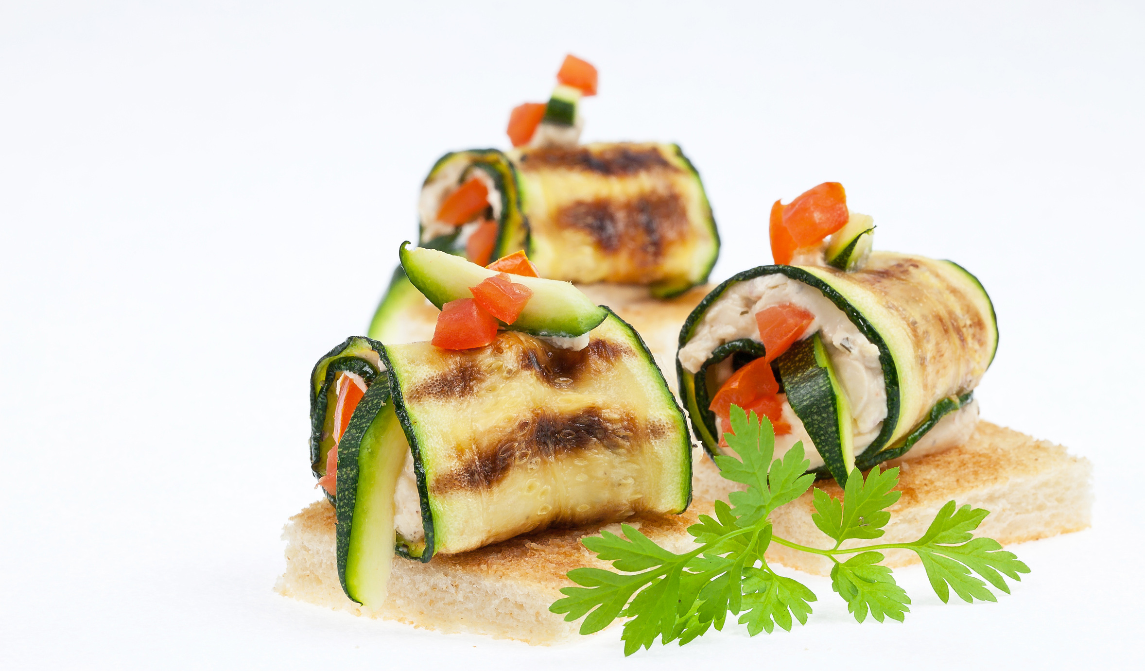 Gegrillte Zucchini-Auberginen-Röllchen
